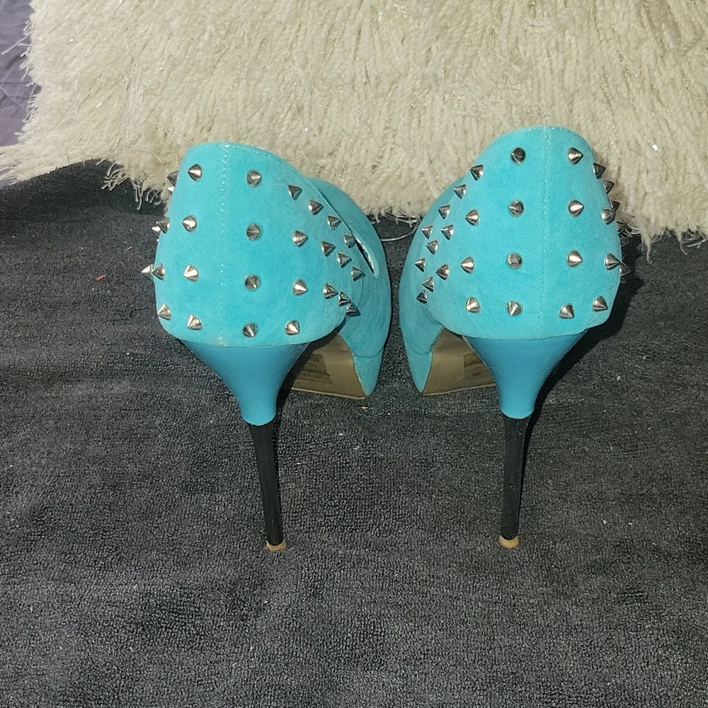Shoes - Picture 2 of 4